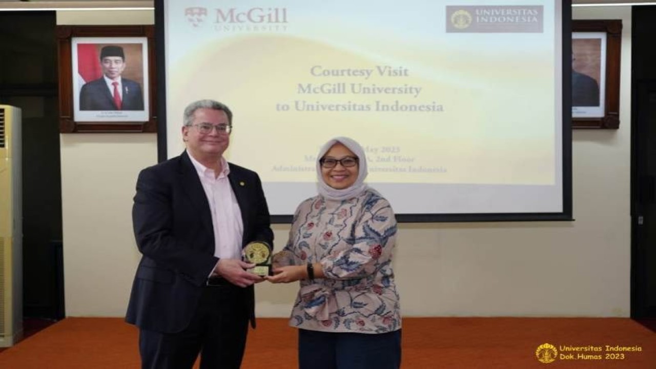 Wakil Rektor Universitas Indonesia (UI) Bidang Riset dan Inovasi, drg. Nurtami (kanan) bersama Principal and Provost and Vice-Principal Academic McGill University, Christopher P. Manfredi ((ANTARA/HO: Humas UI))