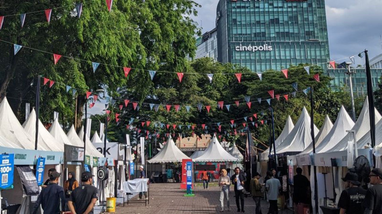Suasana pameran Localfest Medan 2023 di Lapangan Benteng, Medan, Minggu (28/5/2023). (ANTARA/Michael Siahaan)