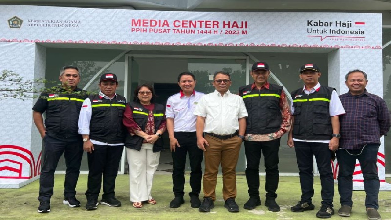 Direktur Jenderal PHU Kemenag Hilman Latief beserta sejumlah pejabat Kementerian Agama saat meninjau persiapan Media Center Haji Jakarta. (ANTARA/HO-Kemenag)