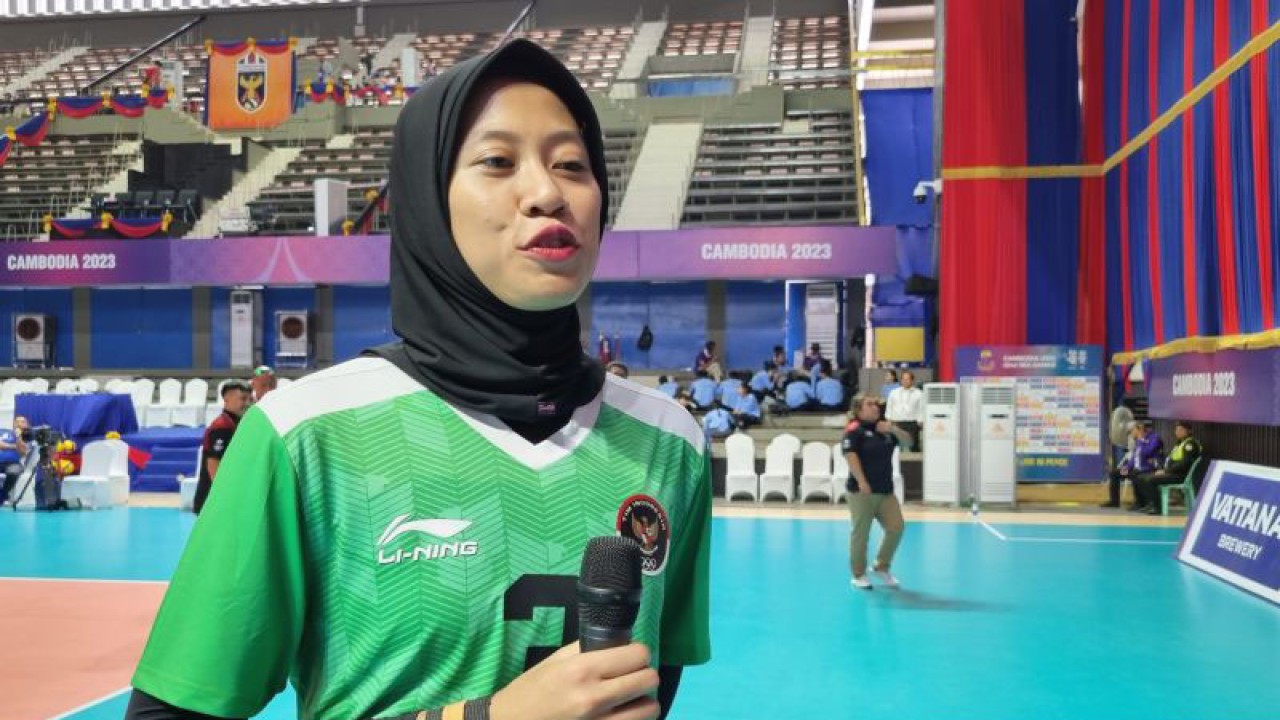 Pemain timnas Indonesia, Megawati Hangestri memberikan keterangan pada media usai menang atas Myanmar di Olympic Stadium Phnom Penh, Kamis (11/5/2023). ANTARA/Bayu Kuncahyo