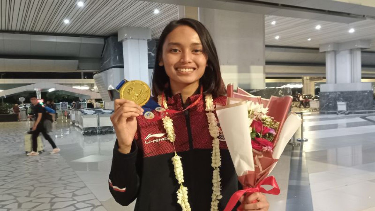 Atlet taekwondo Indonesia Megawati Tamesti Maheswari berpose setelah mengikuti upacara penyambutan atlet SEA Games di Bandara Soekarno-Hatta, Tangerang, Selasa (16/5/2023). (ANTARA/RAUF ADIPATI)