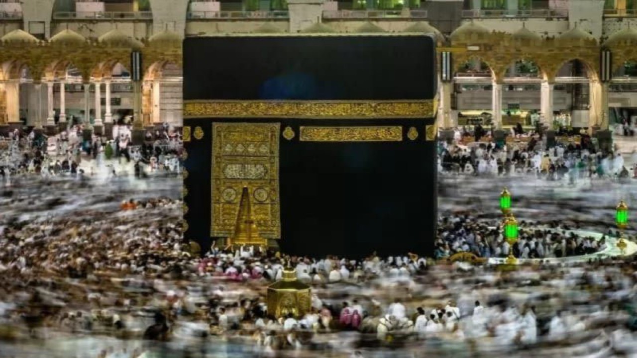 Umat Islam melakukan tawaf keliling Kabah sebagai bagian dari pelaksanaan ibadah umrah di Masjidil Haram, Makkah Al Mukarramah, Arab Saudi. (ANTARA FOTO/Aji Styawan/nz.)