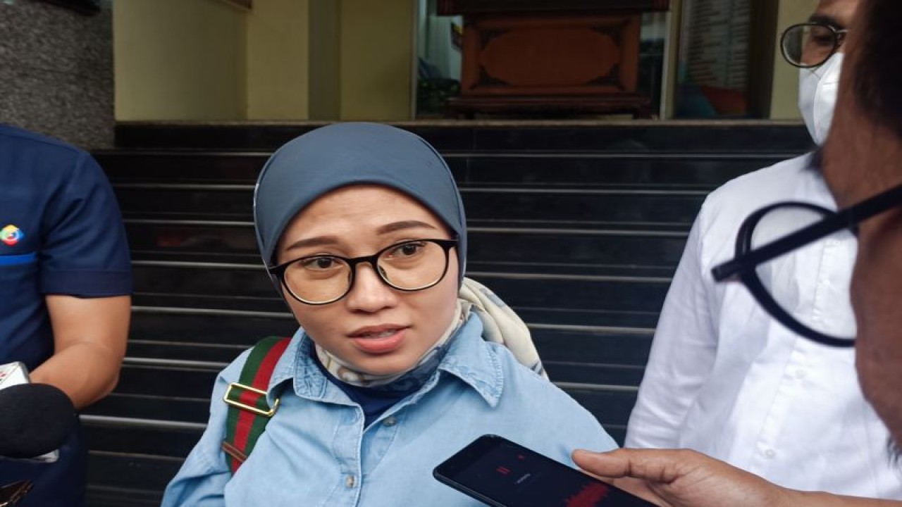 Kuasa hukum David Ozora (17) korban penganiayaan, Mellisa Anggraini saat diwawancarai di Polda Metro Jaya, Selasa (28/3/2023). ANTARA/Ilham Kausar