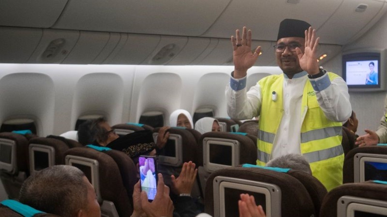 Menteri Agama Yaqut Cholil Qoumas melepas jamaah calon haji kelompok terbang 1 di Bandara Soekarno-Hatta Tangerang, Rabu (24/5/2023). (ANTARA FOTO/Wahyu Putro)