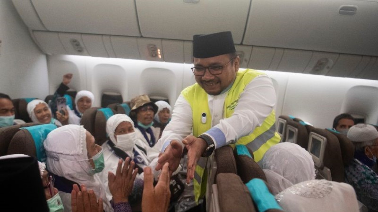Menteri Agama Yaqut Cholil Qoumas menyapa peserta ibadah haji di dalam pesawat sebelum terbang ke Madinah, Rabu (24/5/2023). (ANTARAFOTO/Wahyu Putro)