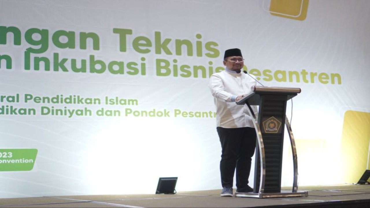 Menteri Agama Yaqut Cholil Qoumas saat membuka bimbingan teknis program Inkubasi bantuan kemandirian pesantren. (ANTARA/HO-Kemenag)