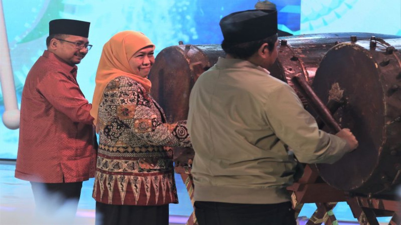 Menteri Agama (Menag) Yaqut Cholil Qoumas (kiri) bersama Gubernur Jawa Timur Khofifah Indar Parawansa saat membuka Annual International Conference on Islamic Studies (AICIS) 2023 di UIN Sunan Ampel, Surabaya, Selasa (2/5/2023) malam. (ANTARA/HO-Humas Kemenag)