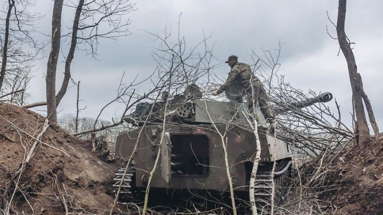 Seorang tentara Ukraina menutupi kendaraan lapis baja dengan ranting-ranting pohon di Donbass, Ukraina (12/4/2022). ANTARA/Xinhua/Diego Herrera/aa.