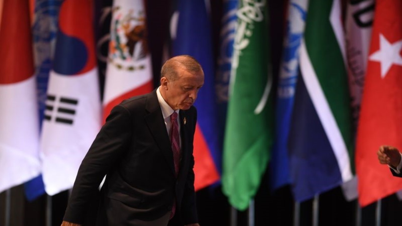 Presiden Turki Recep Tayyip Erdogan berjalan saat sesi Partnership for Global Insfrastucture and Investment dalam rangkaian KTT G20 di Nusa Dua, Kabupaten Badung, Bali, Selasa (15/11/2022). ANTARA FOTO/Media Center G20 Indonesia/Aditya Pradana Putra/nym (ANTARA FOTO/ADITYA PRADANA PUTRA)