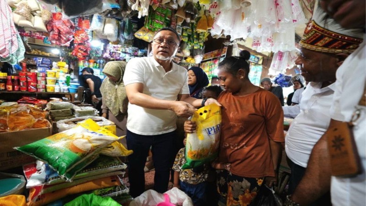 Menteri Perdagangan (Mendag) Zulkifli Hasan saat melakukan peninjauan harga barang pokok di Pasar Pasar Sentral Hamadi, Jayapura, Papua, Selasa (2/5/2023). (ANTARA/Ho/Kementerian Perdagangan/dok.Pri)