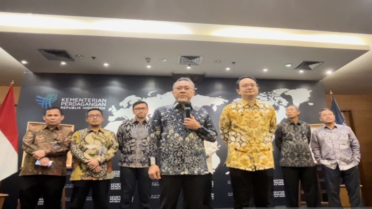 Menteri Perdagangan Zulkifli Hasan (tengah) saat konferensi pers di Kantor Kementerian Perdagangan di Jakarta, Kamis (4/5/2023). ANTARA/Kuntum Riswan.