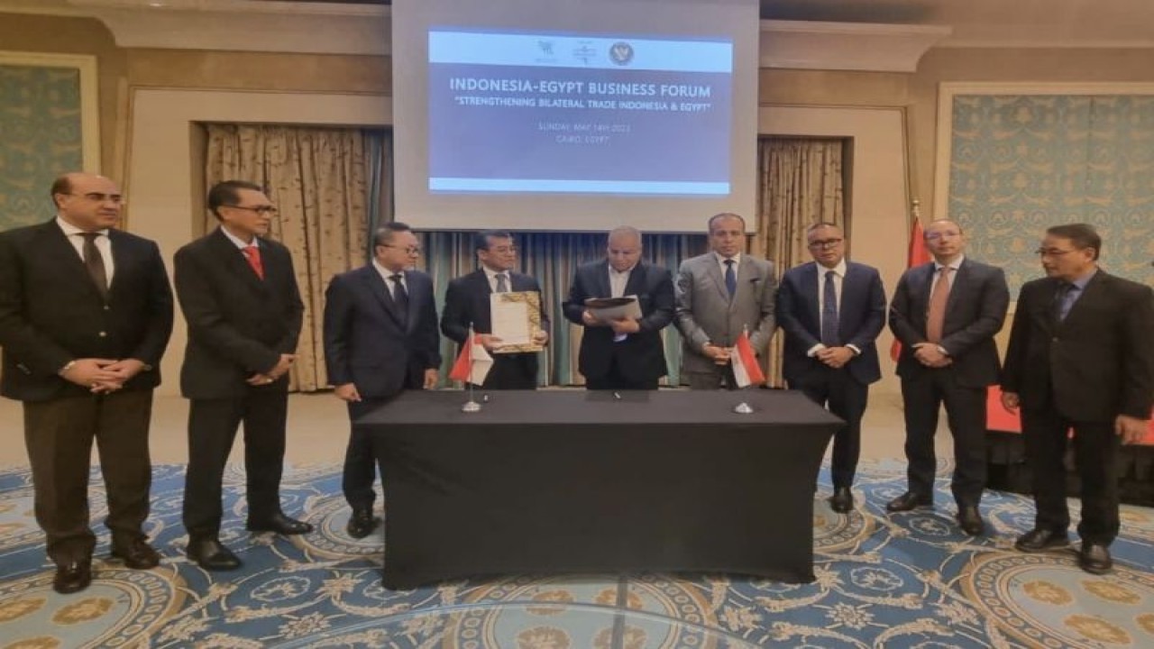 Menteri Perdagangan (Mendag) RI Zulkifli Hasan memimpin penandatanganan Nota Kesepahaman atau Mou Joint Trade Commitee (JTC) untuk meningkatkan kerja sama perdagangan antara Indonesia-Mesir di Kairo, Mesir, Minggu (14/5/2023). (ANTARA/Ho/Kementerian Perdagangan/dok.Pri)