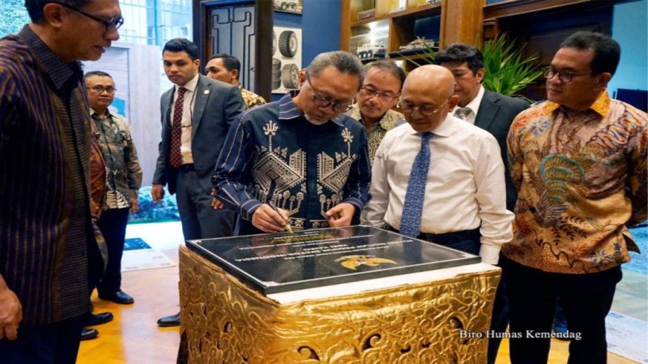 Menteri Perdagangan (Mendag) Zulkifli Hasan saat meresmikan Ruang Trade Display di Kedutaan Besar Republik Indonesia (KBRI) di Kairo, Mesir, Senin (15/5/2023) (ANTARA/Ho/Kementerian Perdagangan/dok.Pri)