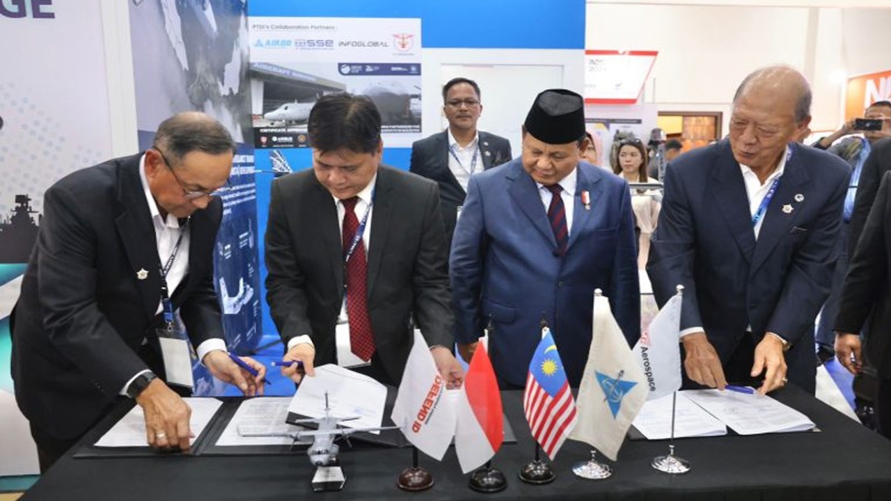 Menteri Pertahanan Prabowo Subianto menyaksikan penandatanganan dua Memorandum of Understanding (MoU) / Nota Kesepahaman antara industri pertahanan Indonesia dan Malaysia.