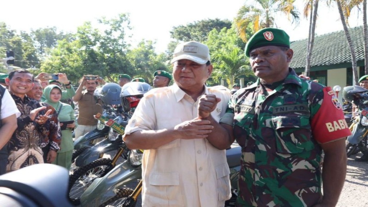 Menteri Pertahanan Prabowo Subianto (kiri) saat menyerahkan 40 unit sepeda motor operasional Bintara Pembina Desa (Babinsa) Komando Distrik Militer (Kodim) 1067/Sumbawa, Nusa Tenggara Barat (NTB), Minggu (28/5/2023). (ANTARA/HO-Kemhan)