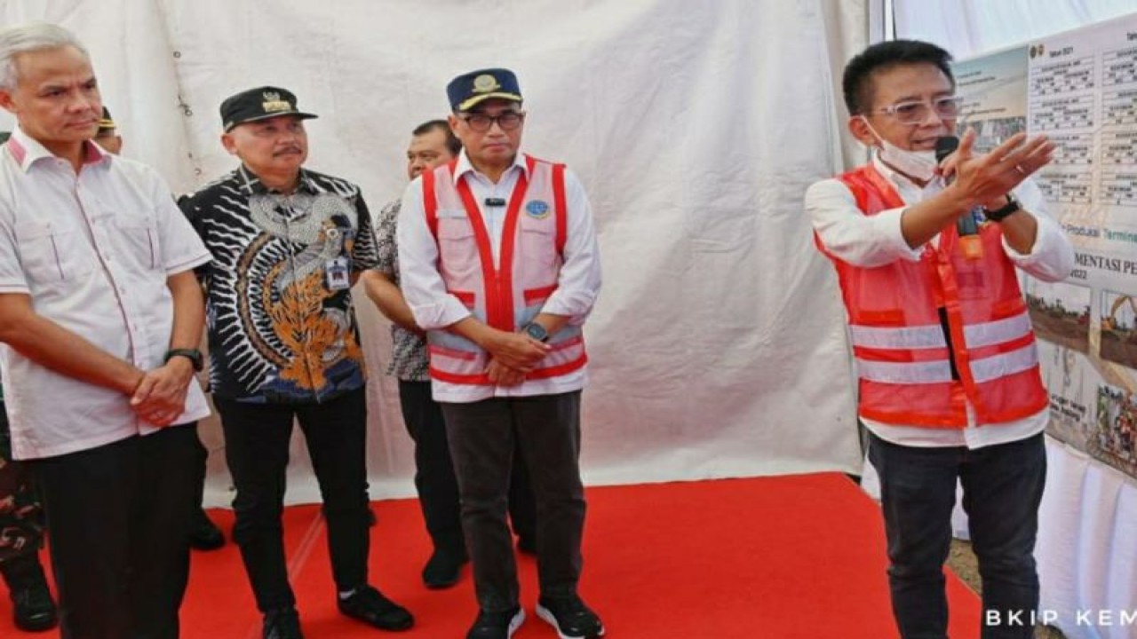 Menhub Budi Karya Sumadi (kedua dari kanan) dan Gubernur Jawa Tengah Ganjar Pranowo (kiri) saat peresmian pembangunan Terminal Bus Purworejo Baru, Jawa Tengah, Minggu (21/5/2023). ANTARA/HO-Biro Komunikasi dan Informasi Publik (BKIP) Kemenhub