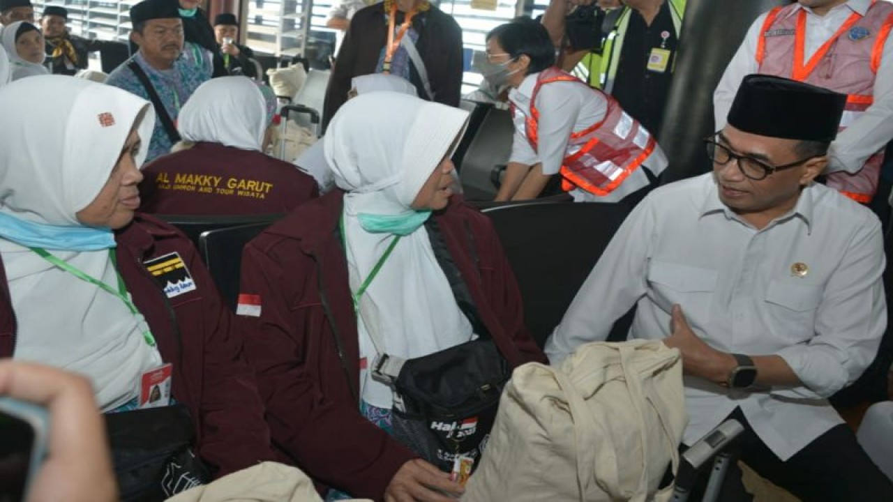 Menhub Budi Karya Sumadi (kanan) berbincang dengan jamaah haji di Bandara Soekarno-Hatta, Tangerang, Banten, Rabu (24/5/2023). ANTARA/HO-Biro Komunikasi dan Informasi Publik (BKIP) Kemenhub