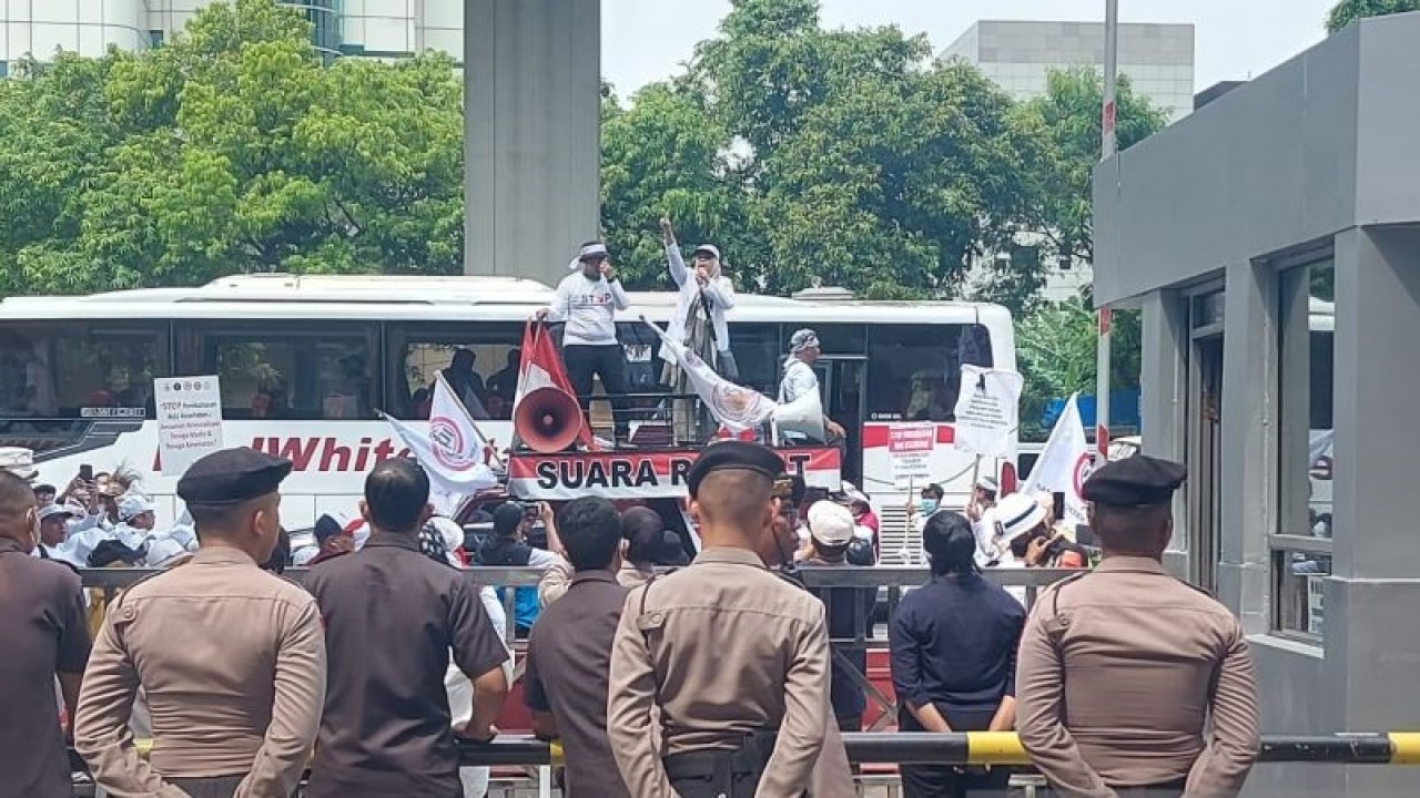 Petugas kepolisian berjaga di sekitar halaman Gedung Kementerian Kesehatan RI, Jakarta, di tengah aksi damai tenaga medis menolak RUU Kesehatan, Senin (8/5/2023). ANTARA/Andi Firdaus