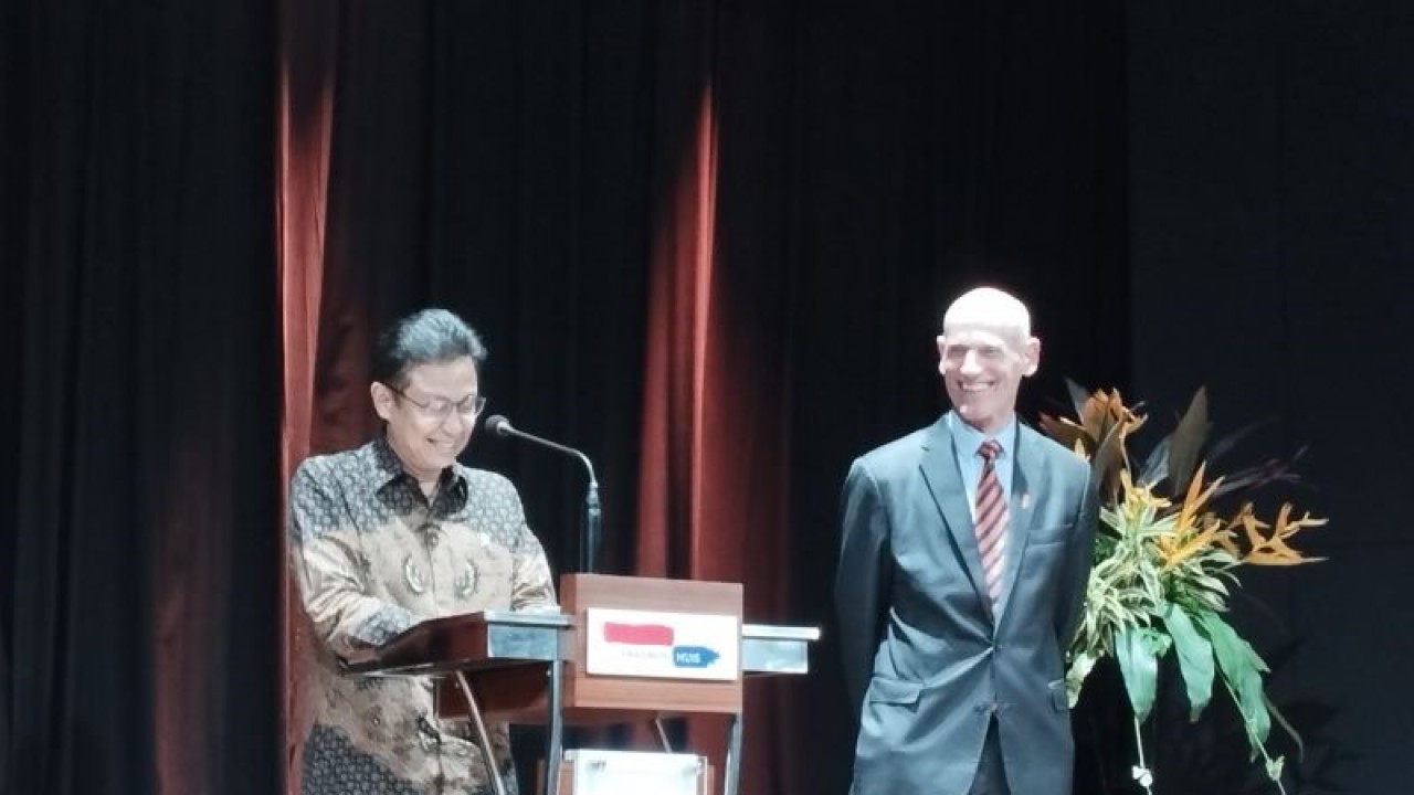 Menteri Kesehatan Budi Gunadi Sadikin (kiri) dan Duta Besar Belanda untuk Indonesia Lambert Grijns (kanan) menyampaikan sambutan dalam peringatan Hari Raja Belanda, atau "Koningsdag", di Kedutaan Besar Kerajaan Belanda, Jakarta, Rabu (3/5/2023). (ANTARA/Nabil Ihsan)