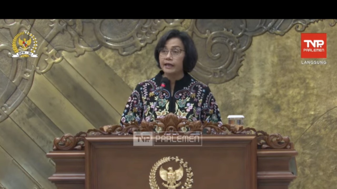Menteri Keuangan Sri Mulyani menyampaikan tanggapan pemerintah atas pandangan fraksi terhadap Kebijakan Ekonomi Makro dan Pokok-Pokok Kebijakan Fiskal (KEM PPKF) RAPBN Tahun 2024 dalam Rapat Paripurna DPR RI di Jakarta, Selasa (30/5/2023). (ANTARA/Imamatul Silfia)