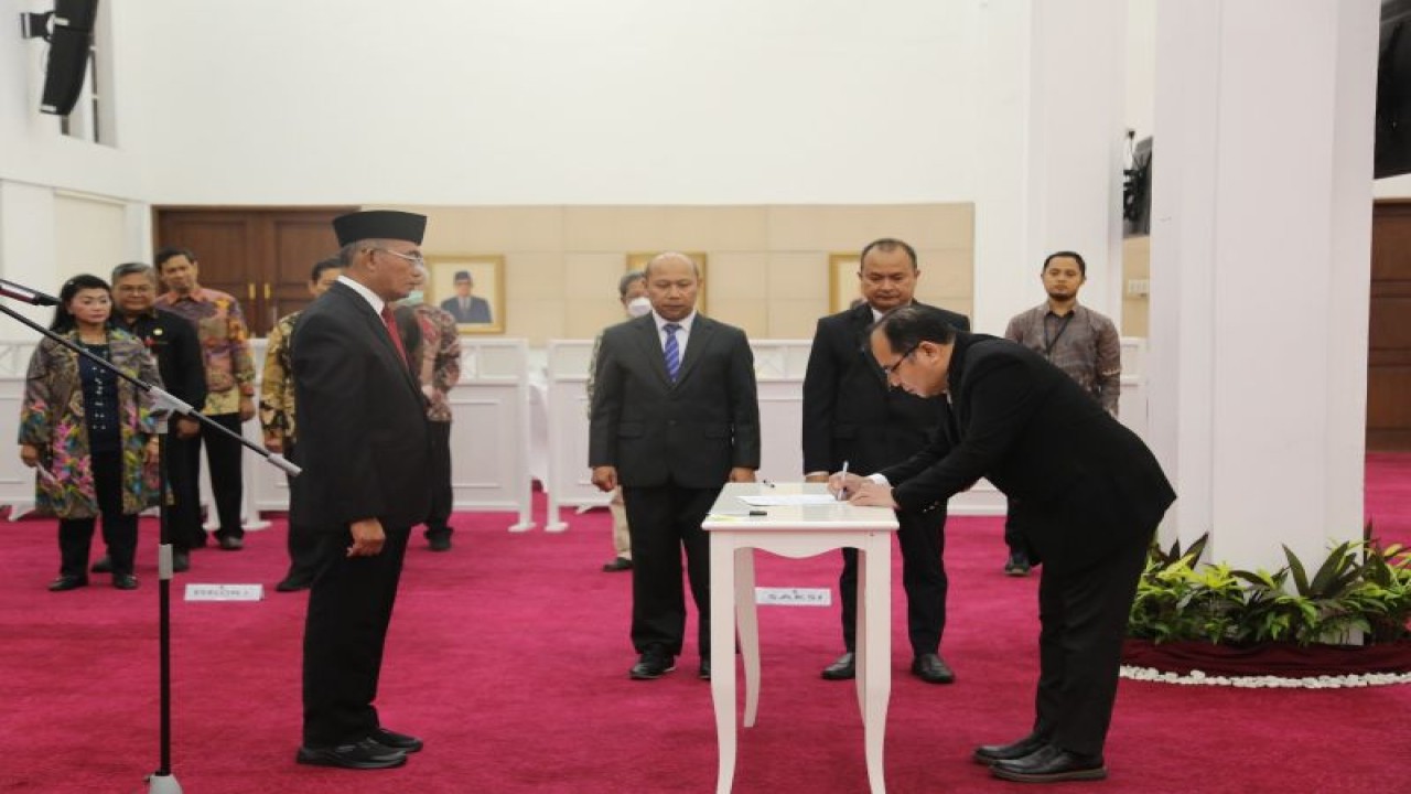 Menko PMK Muhadjir Effendy melantik pejabat pimpinan tinggi madya di lingkungan Kemenko PMK. (ANTARA/HO-Humas Kemenko PMK)