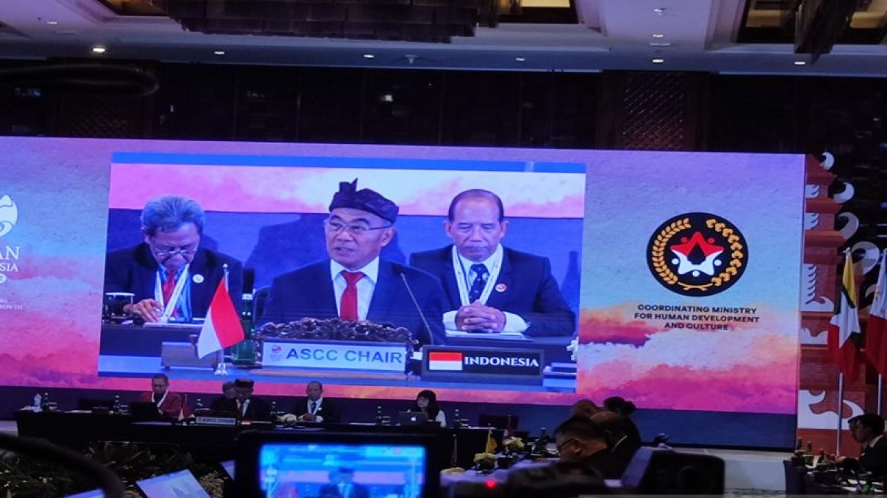 Menteri Koordinator Bidang Pembangunan Manusia dan Kebudayaan (Menko PMK) Muhadjir Effendy saat memimpin sidang Dewan Menteri Pilar Sosial Budaya ASEAN ke-29 (The 29th ASEAN Socio-Cultural Community/ASCC) di Nusa Dua, Provinsi Bali, Senin (8/5/2023). (ANTARA/ Zubi Mahrofi)