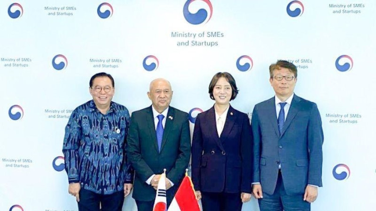 Menteri Koperasi dan UKM (MenKopUKM) Teten Masduki (kedua dari kiri) saat melakukan kunjungan kerja ke Korea Selatan. (ANTARA/HO-KemenKopUKM)