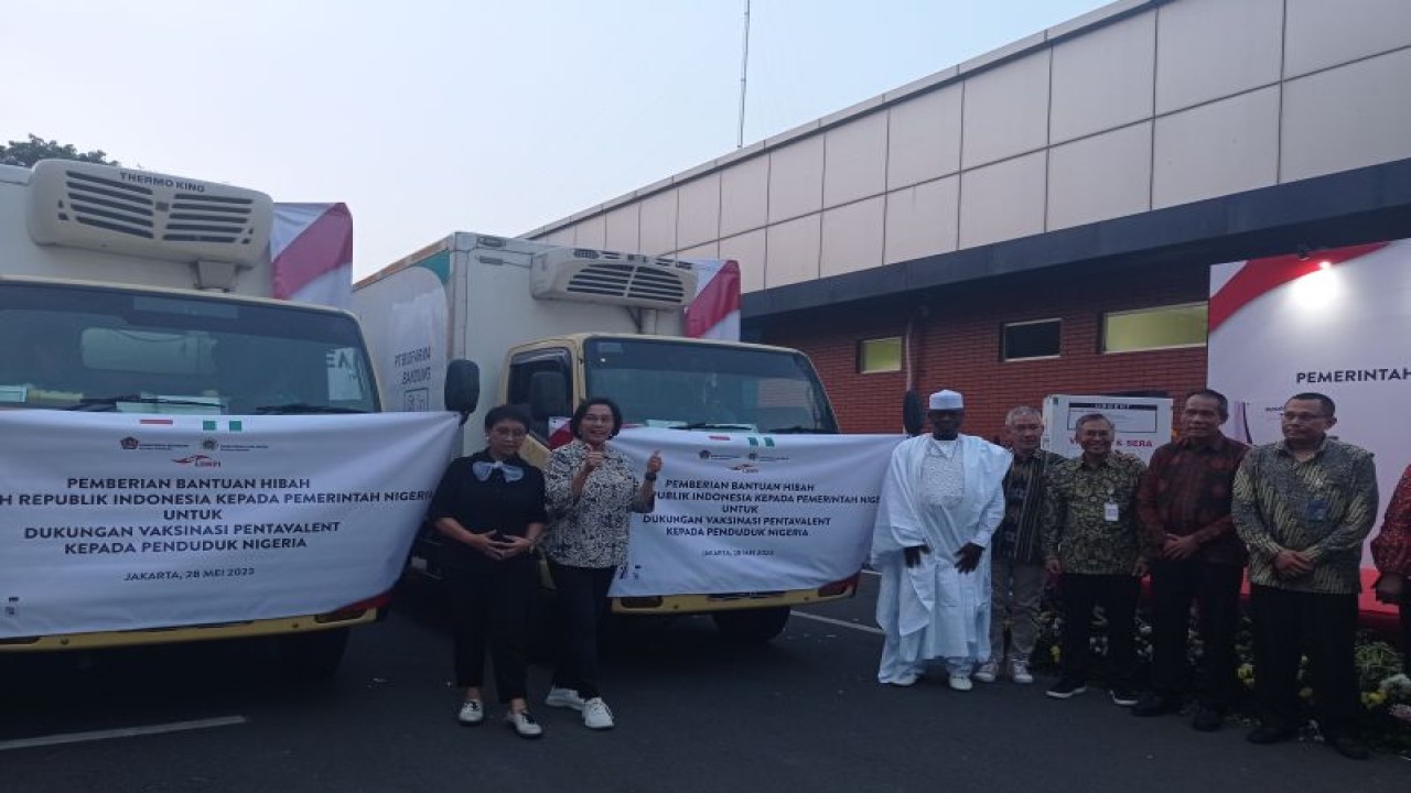 Menteri Luar Negeri Retno Marsudi dan Menteri Keuangan Sri Mulyani dalam Pelepasan Bantuan Vaksin Pentavalen Indonesia untuk Nigeria di Tangerang, Minggu (28/5/2023). (ANTARA/Sanya Dinda)