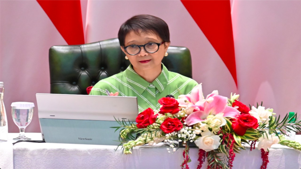 Arsip - Menlu RI Retno Marsudi saat menyampaikan keterangan pers di Jakarta, pada Jumat (5/5/2023). (ANTARA/HO-Kemlu RI)