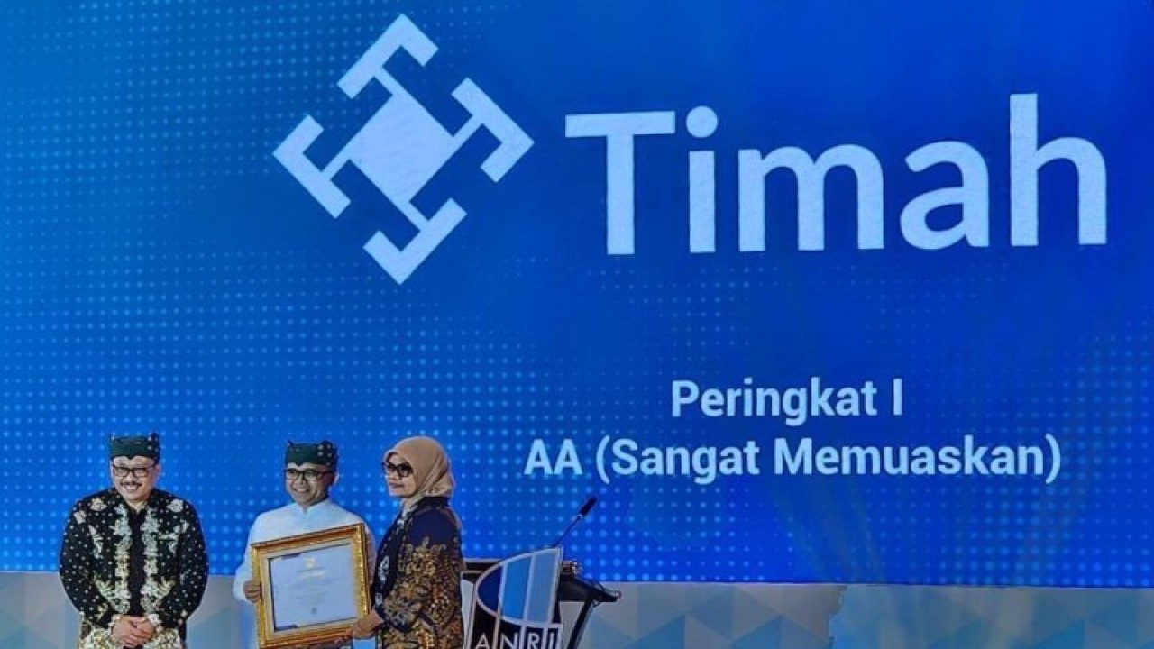 Menpan RB Abdullah Azwar Anas menyerahkan penghargaan bidang kearsipan kepada Direktur Sumber Daya Manusia PT Timah Tbk Yennita pada Peringatan Hari Kearsipan ke-52 di Jawa Timur. (FOTO ANTARA/HO-Humas PT Timah Tbk)