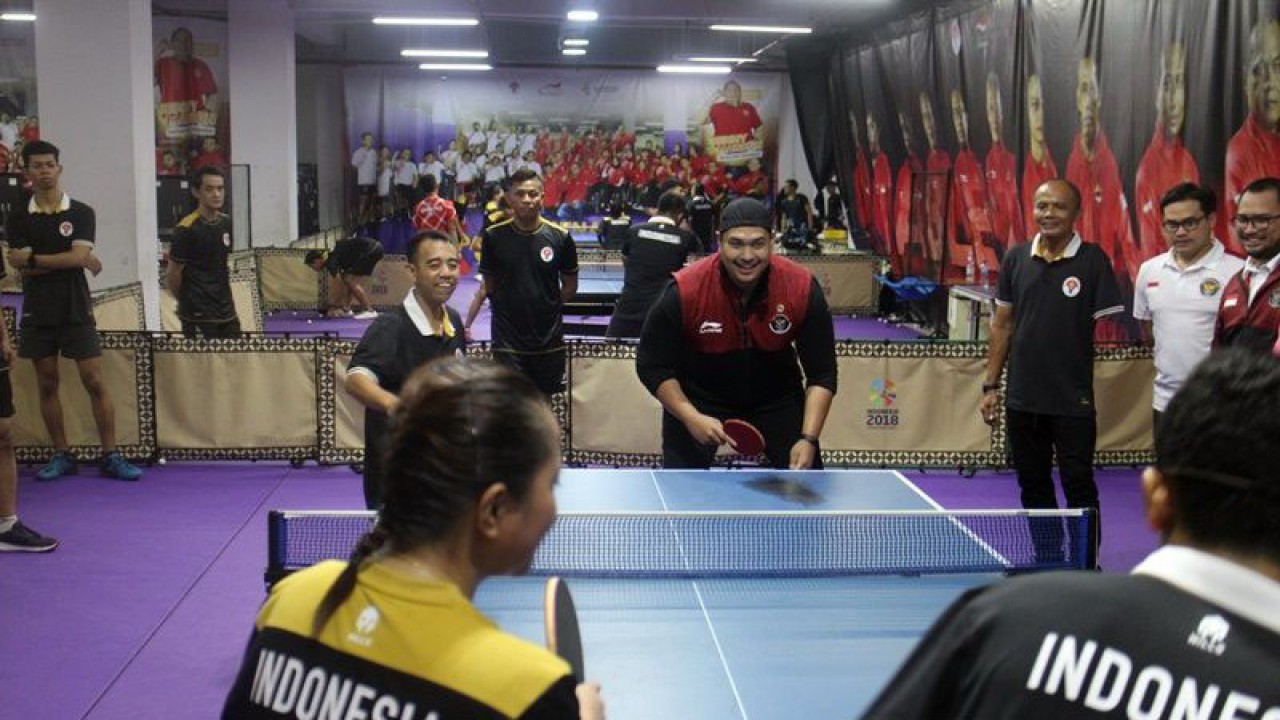 Menteri Pemuda dan Olahraga Ario Bimo Nandito Ariotedjo mencoba bermain melawan atlet tenis meja NPC Indonesia saat meninjau Pelatnas APG Kamboja, di Hartono Trade Center (HTC) Solo Baru Sukoharjo, Senin. ANTARA/Bambang Dwi Marwoto.