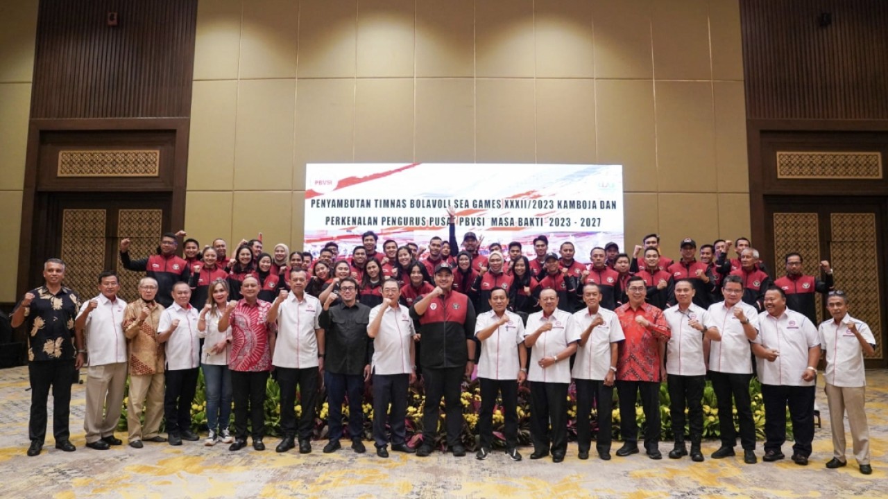 Menpora Dito bersama atlet dan ofisial Tim Voli Indonesia