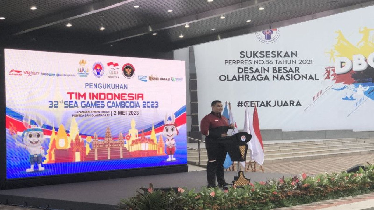 Menpora Dito saat melakukan pidato di acara pengukuhan kontingen tim Indonesia untuk SEA Games ke-32 Kamboja di Lapangan Kemenpora, Selasa pagi. (ANTARA/Zaro Ezza Syachniar)