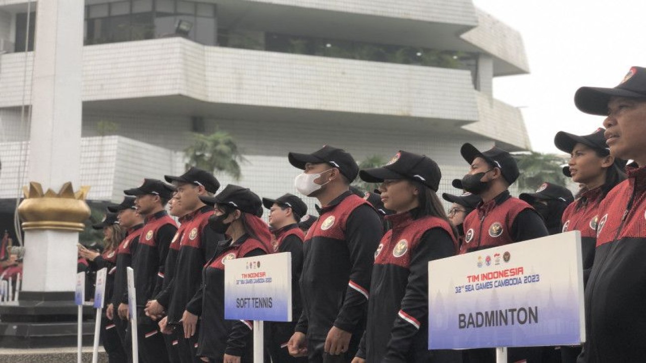 Para atlet yang hadir dalam upacara “Pengukuhan Tim Indonesia 32 SEA Games Kamboja 2023” di Lapangan Kemenpora, pada Selasa pagi. (ANTARA/Zaro Ezza Syachniar)