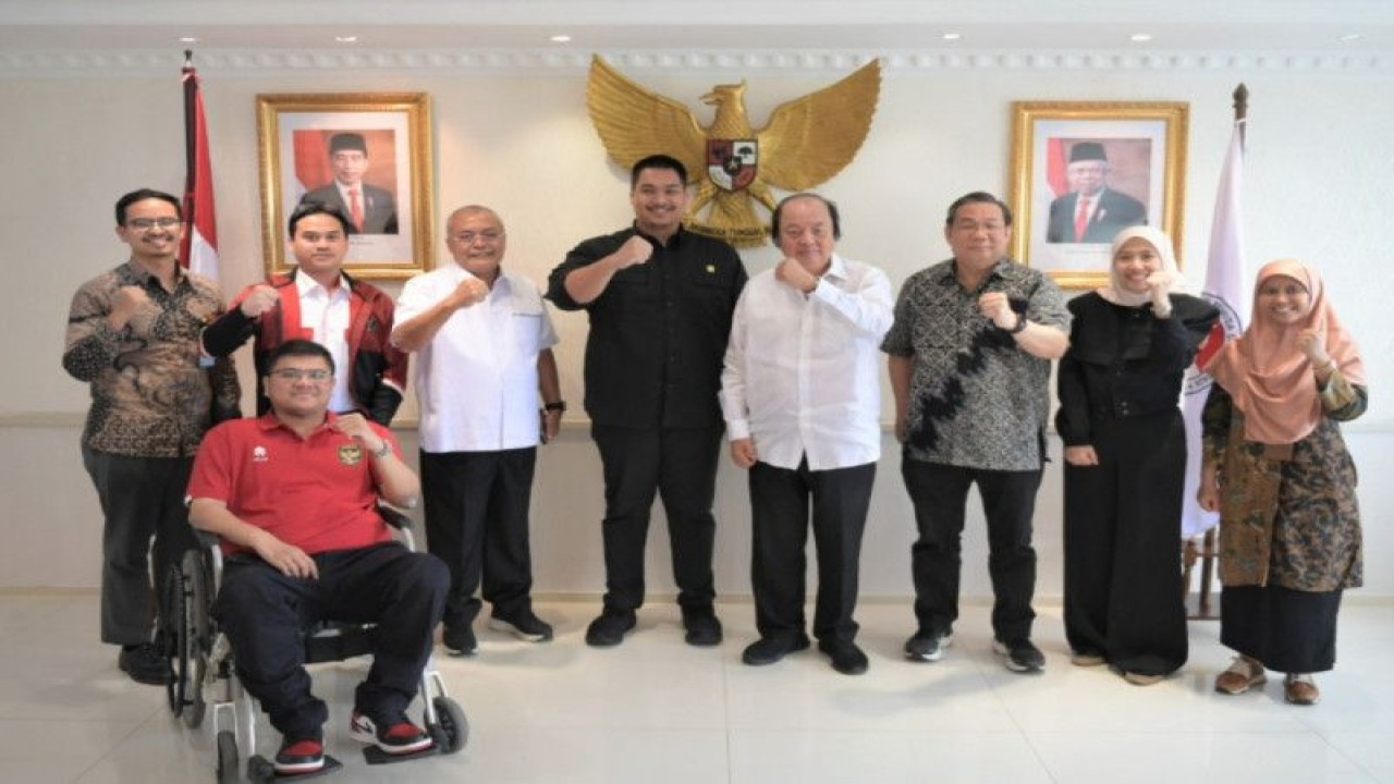 Menteri Pemuda dan Olahraga Republik Indonesia (Menpora RI) Dito Ariotedjo (lima kanan) menerima kunjungan Anggota Dewan Pertimbangan Presiden Dato Sri Tahir (empat kanan) dan Staf Khusus Menpora Ardima Rama Putra (ke dua kiri) di Ruang Tamu Graha Pemuda Lantai 10 Senayan Jakarta Pusat, Rabu (10/5/2023). ANTARA/HO-kemenpora.go.id