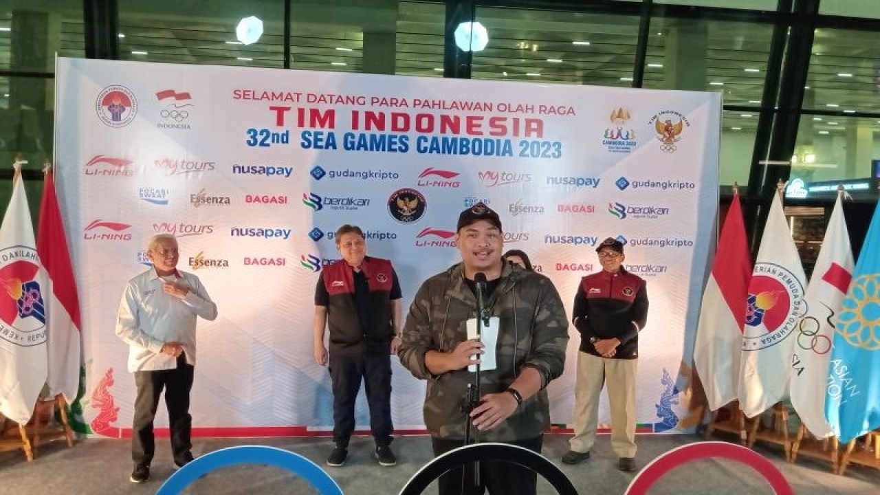 Menteri Pemuda dan Olahraga RI Dito Ariotedjo memberi pengarahan pada upacara penyambutan atlet SEA Games di Bandara Soekarno-Hatta, Tangerang, Sabtu (13/5/2023). (ANTARA/RAUF ADIPATI)