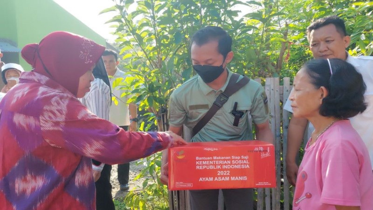Menteri Sosial Tri Rismaharini memberikan bantuan makanan pokok pada warga kurang mampu di Kota Bengkulu, Bengkulu, Rabu. (ANTARA/Boyke Ledy Watra)