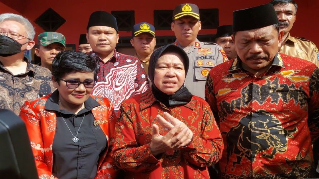 Menteri Sosial Tri Rismaharini berkunjung ke Kabupaten Bengkulu Utara, Provinsi Bengkulu memastikan proses pemulihan anak korban rudapaksa, di Bengkulu Utara, Selasa. (09/05/2023) (ANTARA/Boyke Ledy Watra)