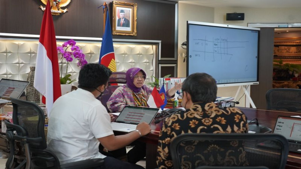 Menteri Sosial Tri Rismaharini dalam Pertemuan Tingkat Menteri ASEAN ke-11 tentang Kesejahteraan Sosial dan Pembangunan (11th AMMSWD) secara virtual di Kementerian Sosial Jakarta, Kamis (25/5/2023). (ANTARA/HO-Kemensos)