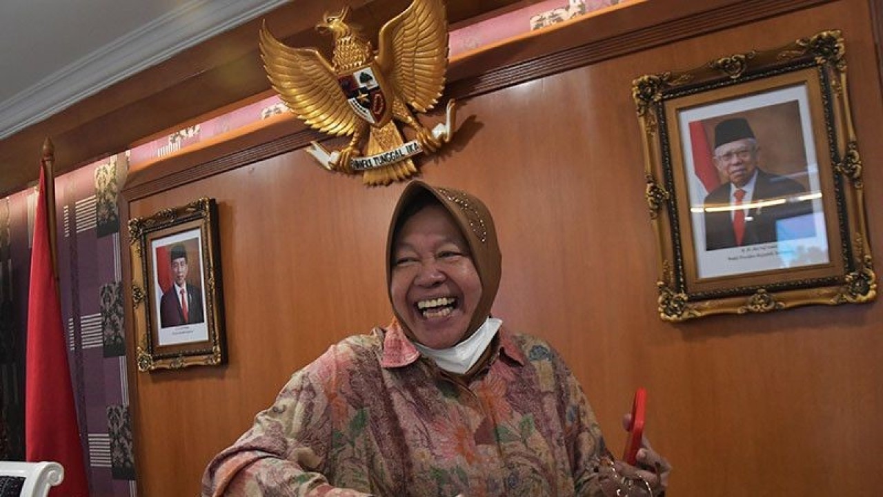 Menteri Sosial Tri Rismaharini usai konferensi tentang penggeledehan gedung Kementerian Sosial oleh KPK di Jakarta, Rabu (24/5/2023). ANTARA FOTO/ Fakhri Hermansyah/foc/aa. (ANTARA FOTO/Fakhri Hermansyah)