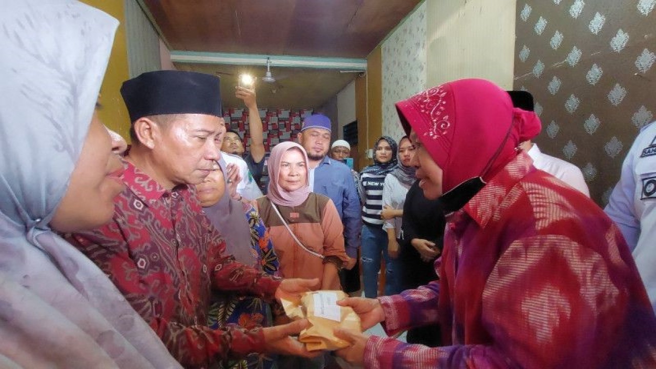 Menteri Sosial Tri Rismaharini menyalurkan bantuan berupa uang tunai dan bahan pokok bagi keluarga dari korban yang meninggal dunia akibat tertimpa pohon saat hujan badai di Bengkulu pada Senin malam 8 Mei 2023, di Bengkulu, Rabu. (ANTARA/Boyke Ledy Watra)