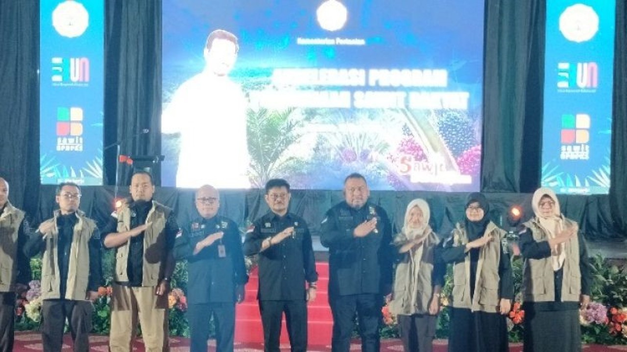 Menteri Pertanian Syahrul Yasin Limpo (tengah) dan Direktur Jenderal Perkebunan Kementerian Pertanian Andi Nur Alam Syah (Keempat dari kanan) melepas Gugus Tugas Peremajaan Kelapa Sawit Pekebun di Kementerian Pertanian, Jakarta, Selasa (16/5/2023). ANTARA/Aji Cakti