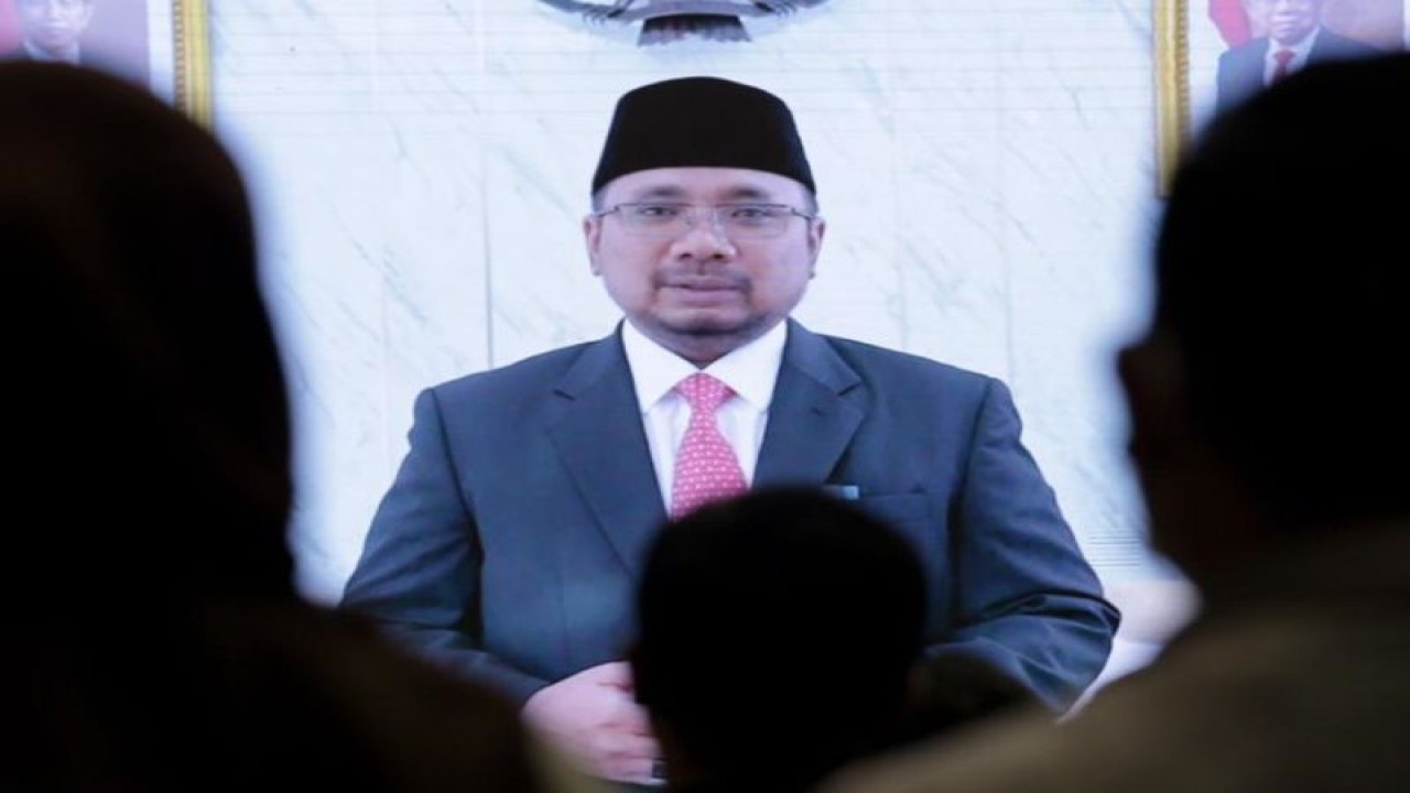 Menteri Agama Yaqut Cholil Qoumas menyampaikan sambutan secara virtual pada acara peluncuran film dokumenter Hajj Journey di Kantor Kementerian Agama, Jakarta, Rabu (10/5/2023). (ANTARA/HO Kemenag)