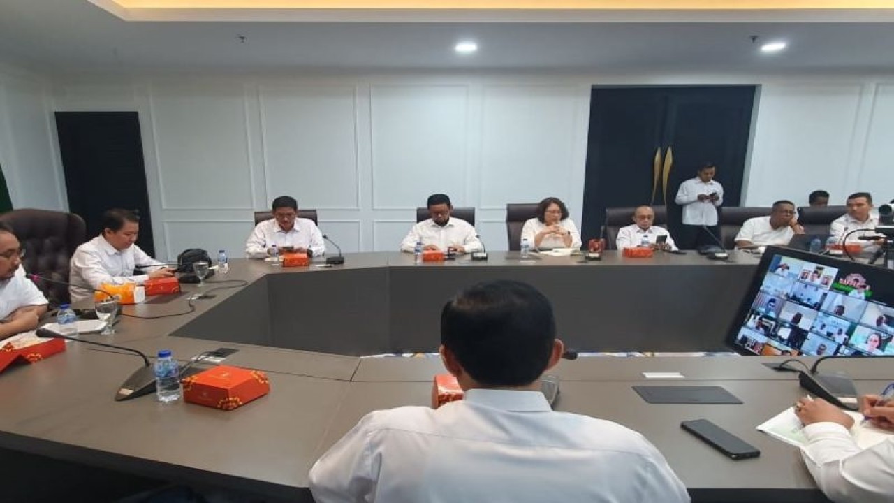 Menteri Agama Yaqut Cholil Qoumas (kiri) memimpin rapat persiapan penyelengaraan pelayanan ibadah haji tahun 1444 Hijriah/2023 Masehi. (ANTARA/HO-Kemenag)