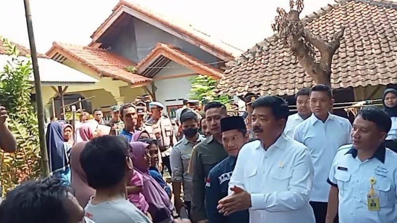Menteri Agraria dan Tata Ruang/Kepala Badan Pertanahan Nasional (ATR/BPN) Hadi Tjahjanto saat bertemu warga Desa Winong, Kabupaten Cirebon, Jawa Barat, Selasa (9/5/2023). (ANTARA/Khaerul Izan)