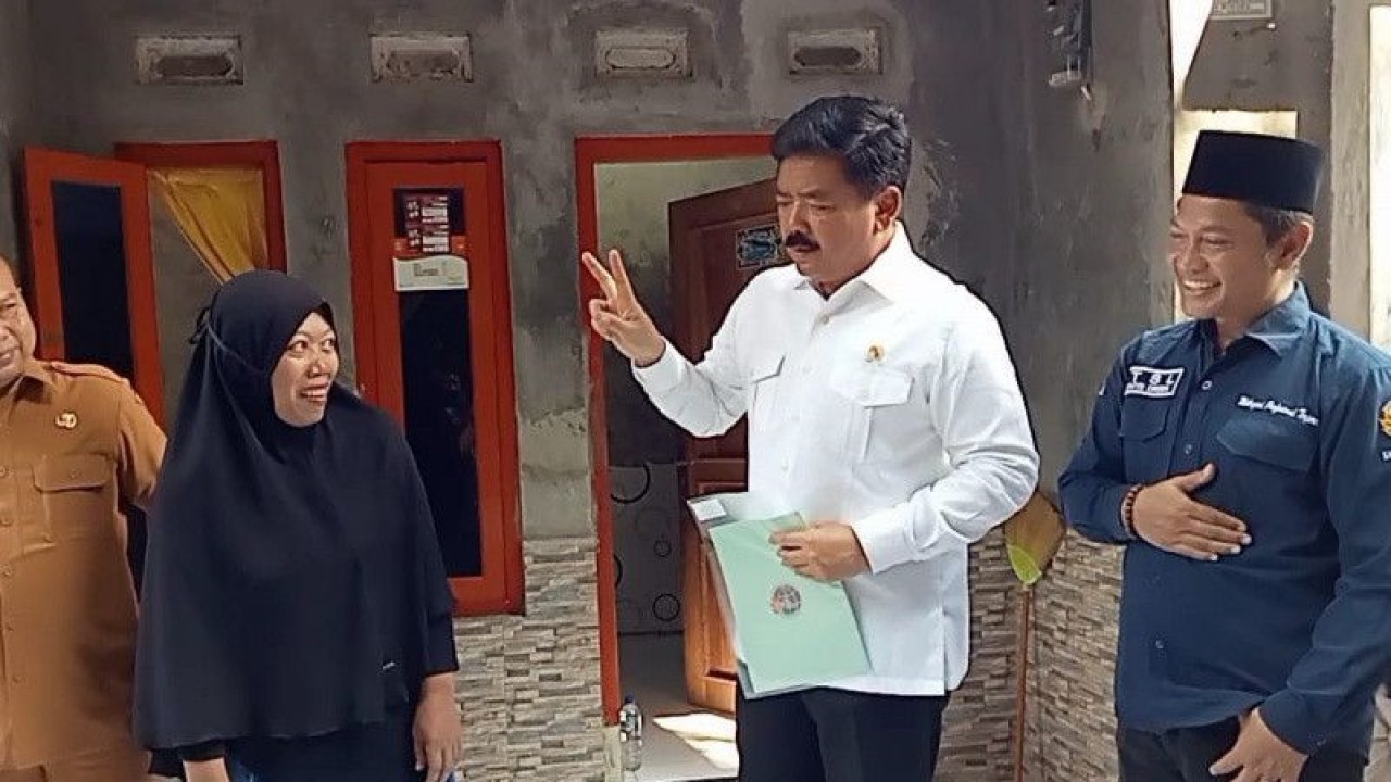 Menteri Agraria dan Tata Ruang/Kepala Badan Pertanahan Nasional (ATR/BPN) Hadi Tjahjanto (kanan) saat menyerahkan sertifikat kepada warga Desa Winong, Kabupaten Cirebon, Jawa Barat, Selasa (9/5/2023). (ANTARA/Khaerul Izan)