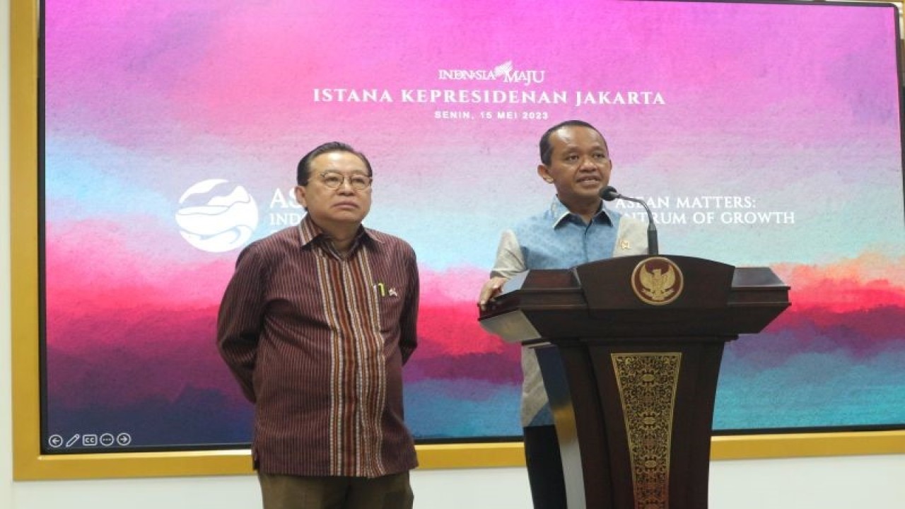 Menteri Investasi/ Kepala Badan Koordinasi Penanaman Modal Bahlil Lahadalila (kanan) dan Duta Besar Indonesia untuk Korea Selatan Gandi Sulistiyanto (kiri) menyampaikan pernyataan kepada wartawan di kompleks istana kepresidenan Jakarta pada Senin (15/5/2023). (ANTARA/Desca Lidya Natalia)