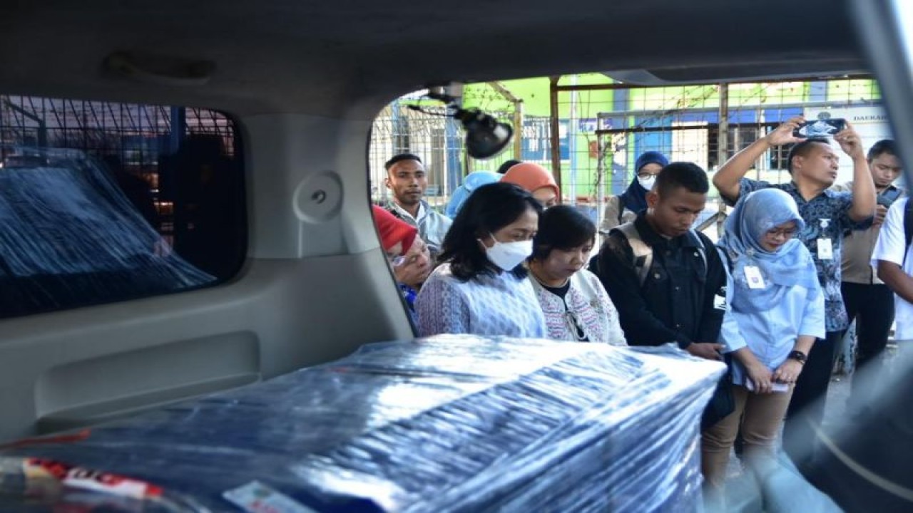 Menteri Bintang Puspayoga berdoa bersama saat menjemput kedatangan jenazah korban TPPO di Kupang. ANTARA/Ho-Humas Kemen PPPA
