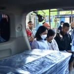 Menteri Bintang Puspayoga berdoa bersama saat menjemput kedatangan jenazah korban TPPO di Kupang. ANTARA/Ho-Humas Kemen PPPA-1685006298