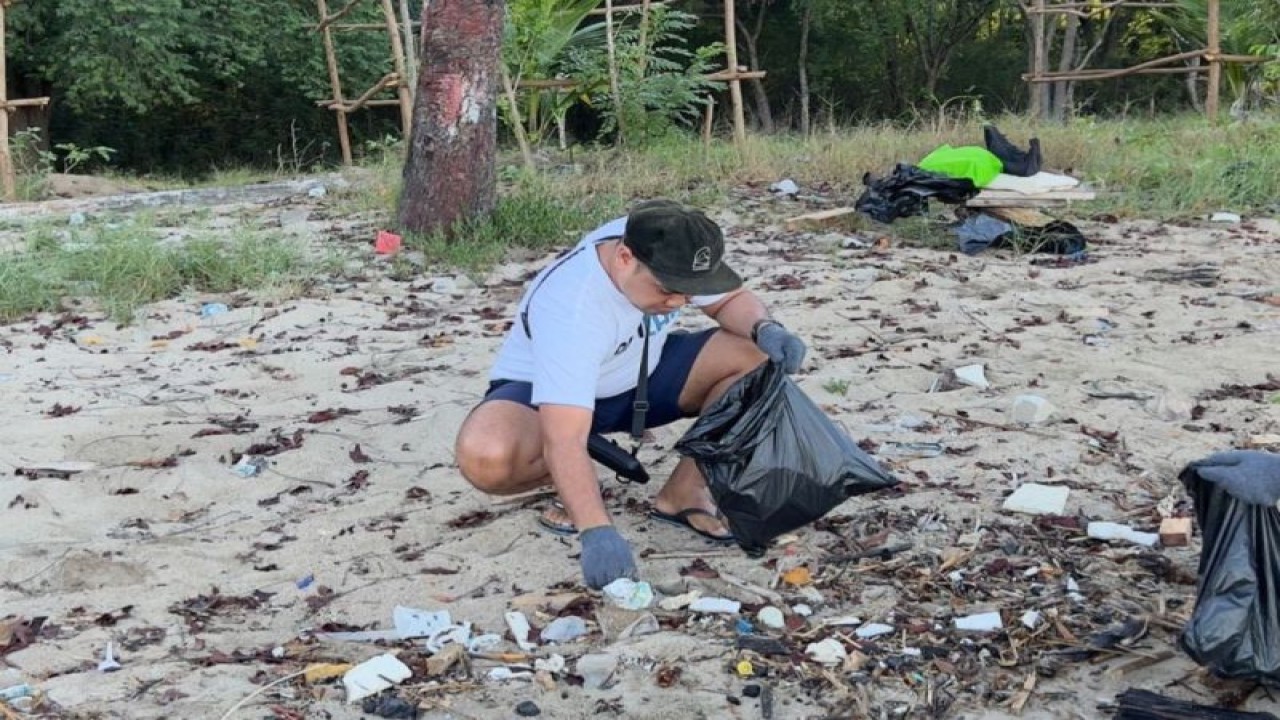 Millenial BUMN mendukung gerakan BUMN Youth Environmental Movement di Pantai Binongko, Labuan Bajo, Manggarai Barat, NTT, Kamis (11/5/2023). (ANTARA/HO-Kementerian BUMN)